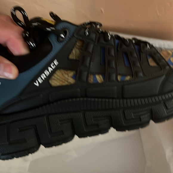 Men’s Size 10 (43) Versace Sneakers - Picture 7 of 12